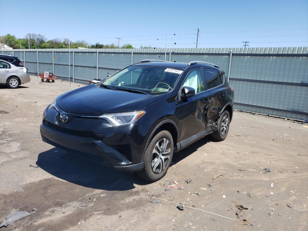 صورة رقم 2 من المزاد - 2017 TOYOTA RAV4 LE مع VIN 2T3BFREV7HW588261