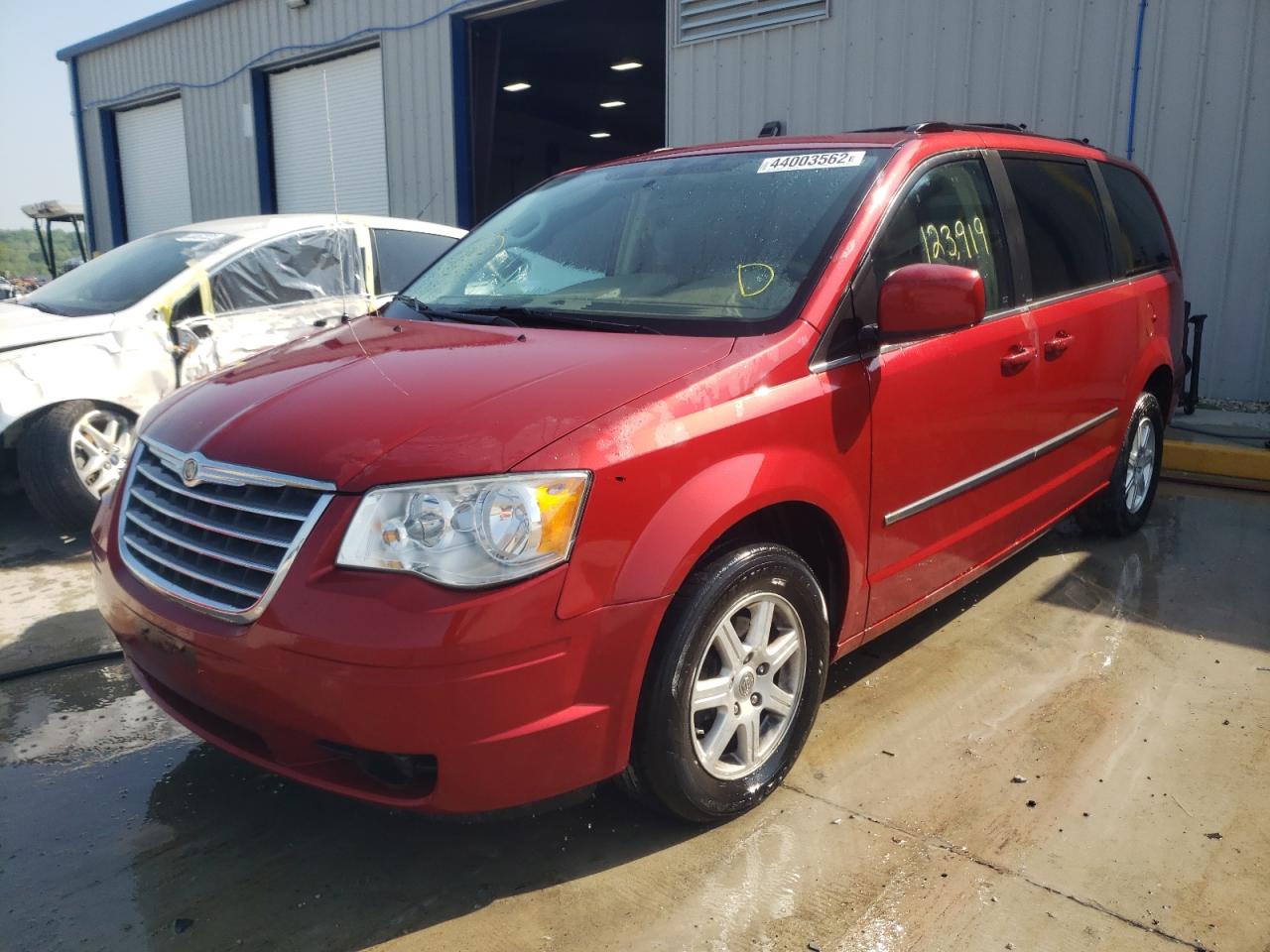 Photo 2 from auction – 2010 CHRYSLER TOWN & COU with VIN 2A4RR5D13AR170125
