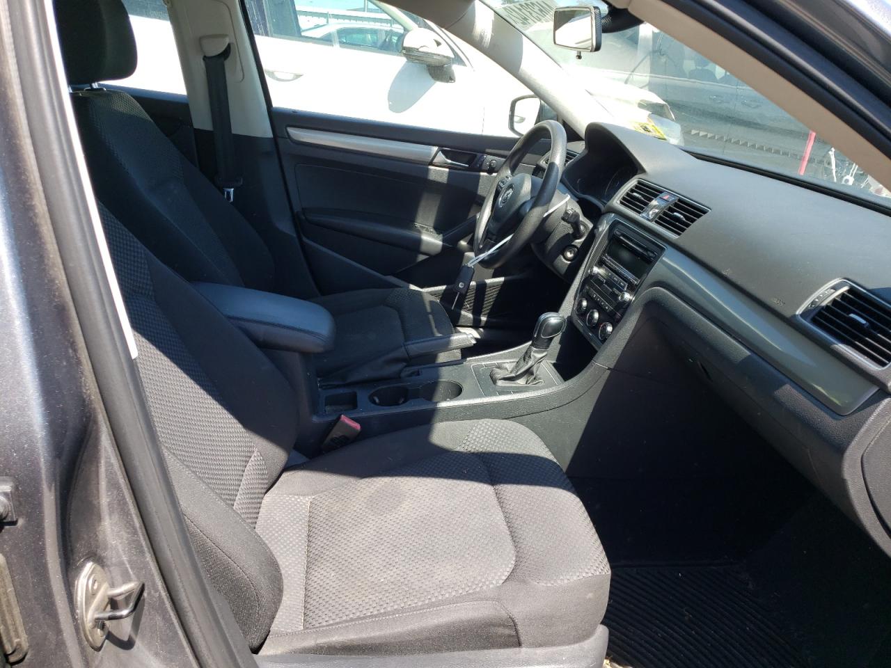 Photo 5 from auction – 2014 VOLKSWAGEN PASSAT S with VIN 1VWAT7A35EC054149