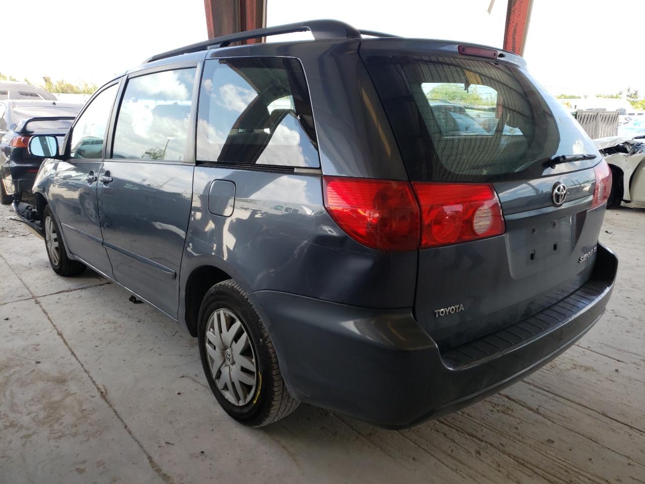 Photo 3 from auction – 2010 TOYOTA SIENNA CE with VIN 5TDKK4CC9AS337359
