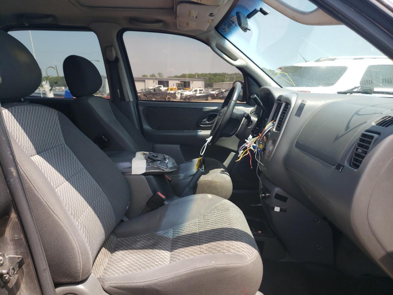 Photo 5 from auction – 2003 FORD ESCAPE XLT with VIN 1FMYU93133KA40528