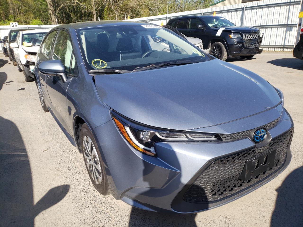 TOYOTA COROLLA LE 2022 with VIN JTDEAMDE7NJ038018 - Photo from auction