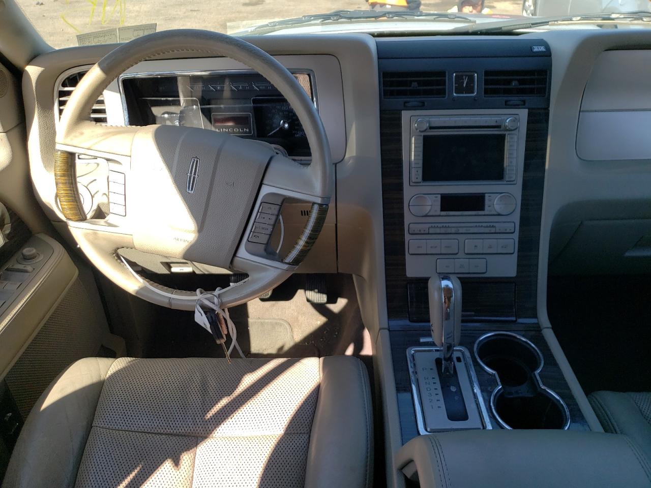 Photo 9 from auction – 2010 LINCOLN NAVIGATOR with VIN 5LMJJ2J5XAEJ09652