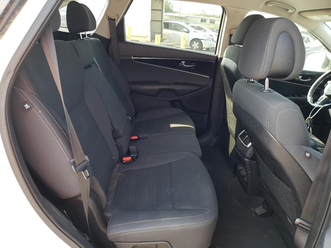 Photo 6 from auction – 2016 KIA SORENTO LX with VIN 5XYPG4A37GG061702