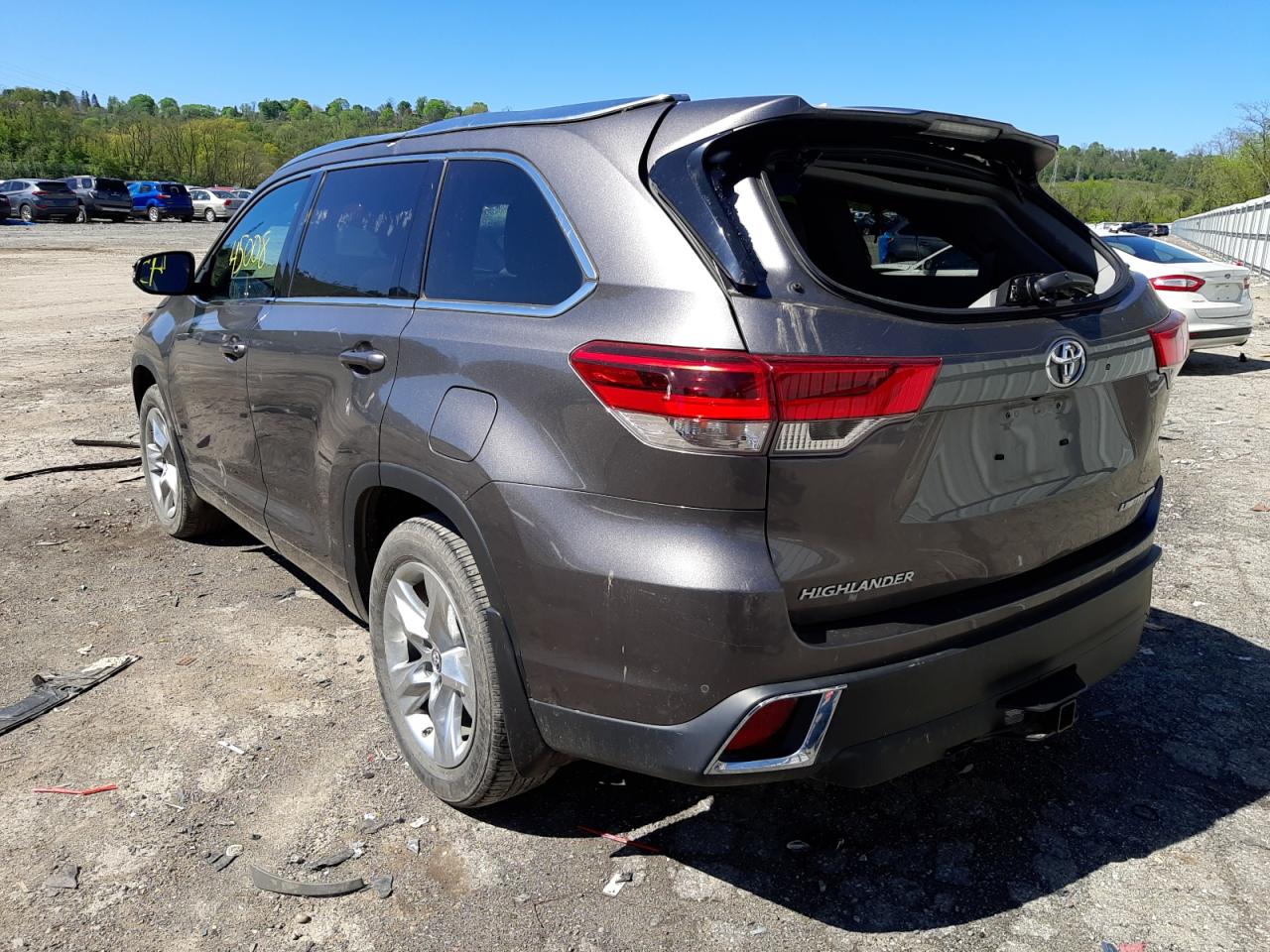 Photo 3 from auction – 2017 TOYOTA HIGHLANDER with VIN 5TDDZRFH4HS381143