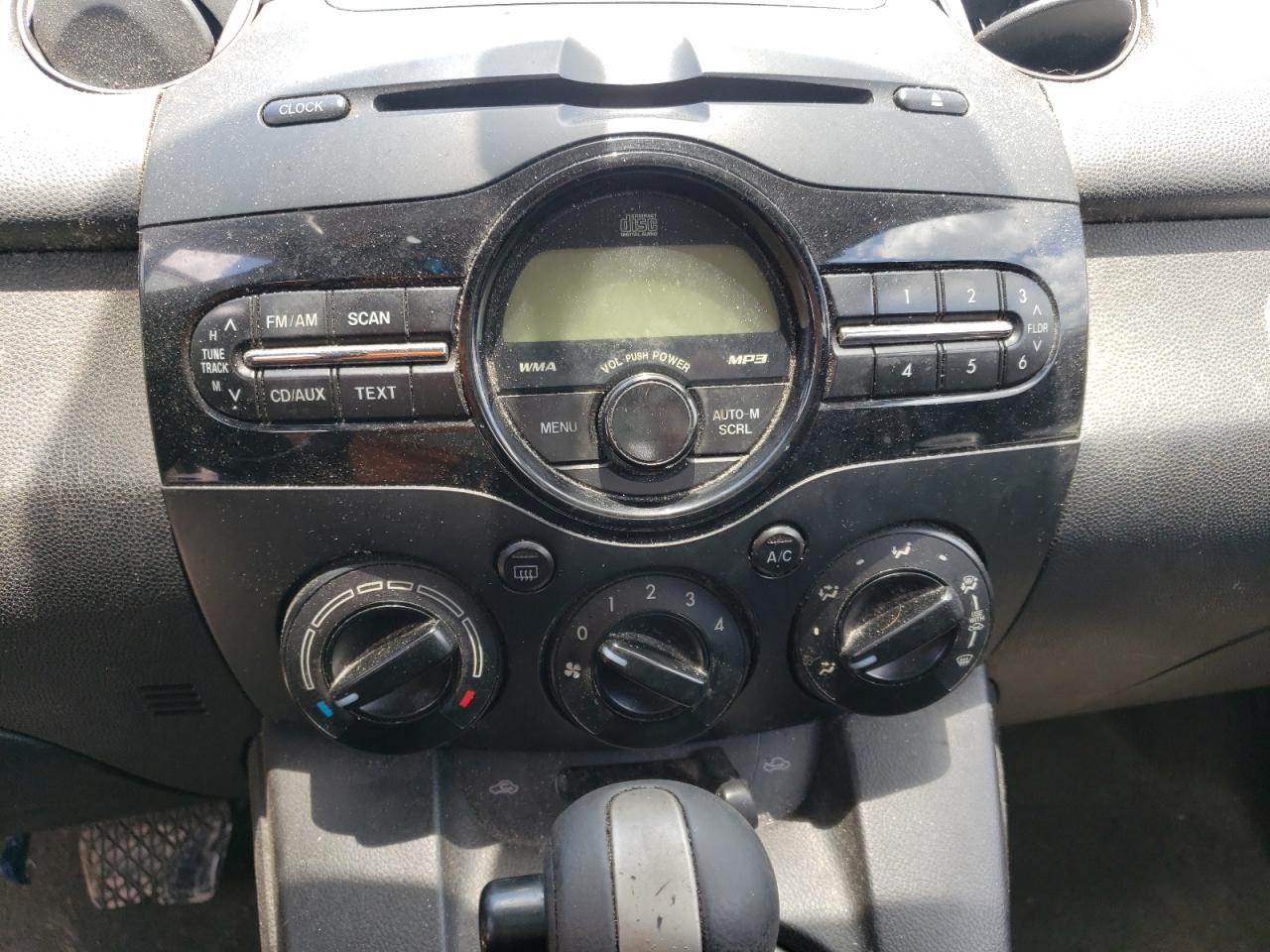 Photo 9 from auction – 2012 MAZDA MAZDA2 with VIN JM1DE1KYXC0135471