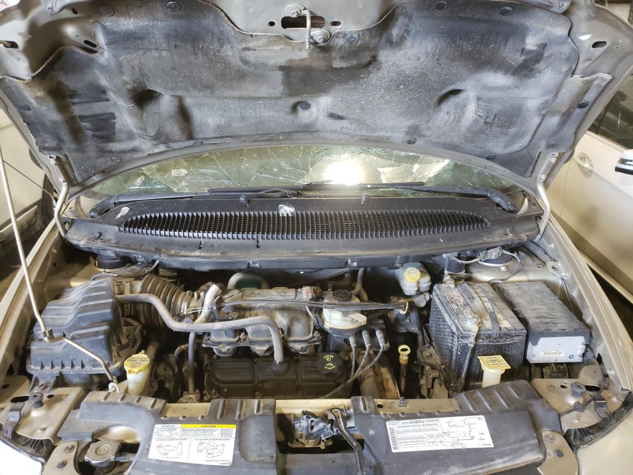 Photo 7 from auction – 2005 CHRYSLER TOWN & COU with VIN 2C4GP54L25R352893