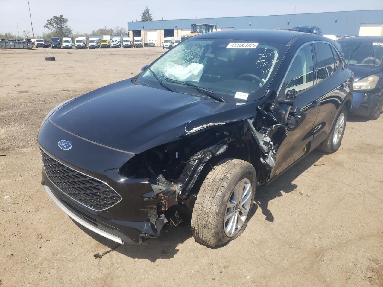 Photo 2 from auction – 2021 FORD ESCAPE SE with VIN 1FMCU9G60MUB22853