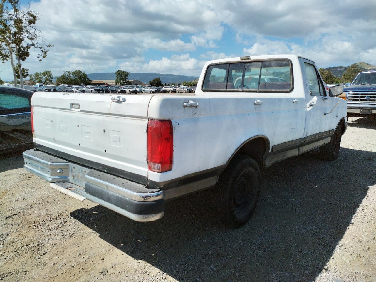 Photo 4 from auction – 1987 FORD F150 with VIN 1FTEF15N3HPB36852