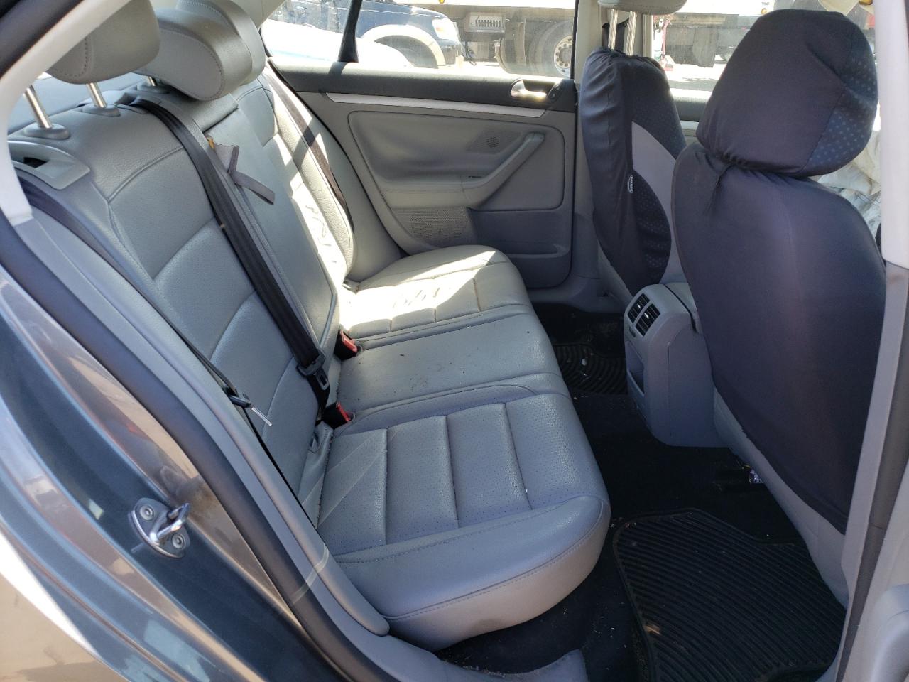 Photo 6 from auction – 2007 VOLKSWAGEN JETTA WOLF with VIN 3VWEG71KX7M159297