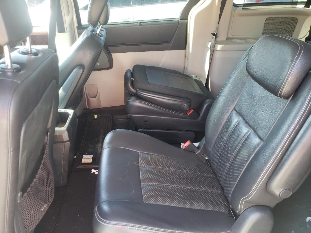 Photo 5 from auction – 2010 CHRYSLER TOWN & COU with VIN 2A4RR8D1XAR481116