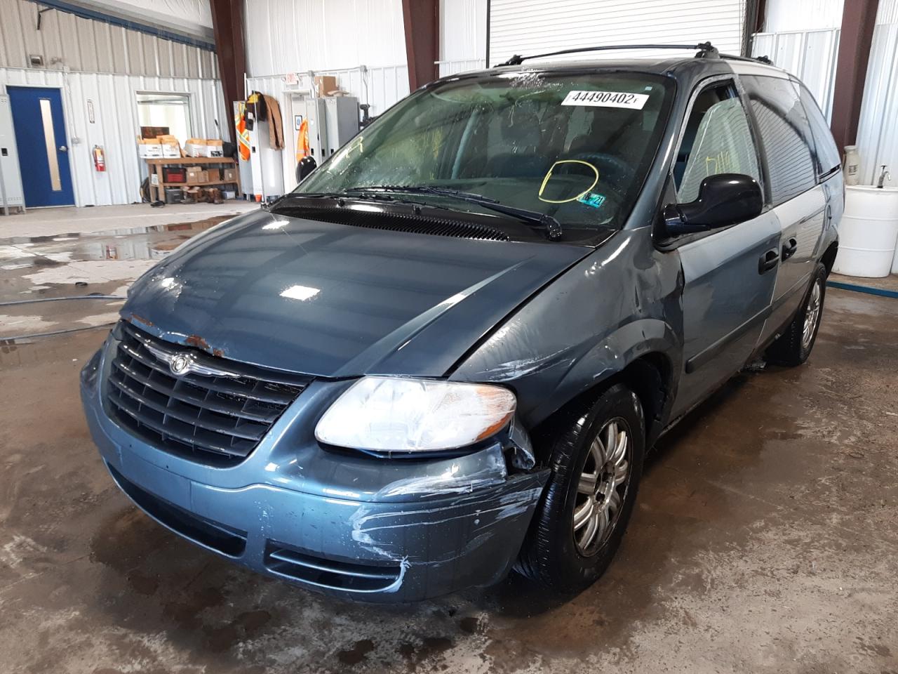 Photo 2 from auction – 2005 CHRYSLER TOWN & COU with VIN 1C4GP45R05B368568