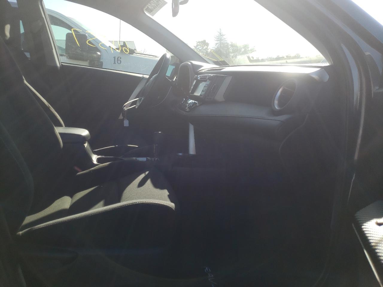 Photo 5 from auction – 2013 TOYOTA RAV4 XLE with VIN JTMRFREV2DD028671
