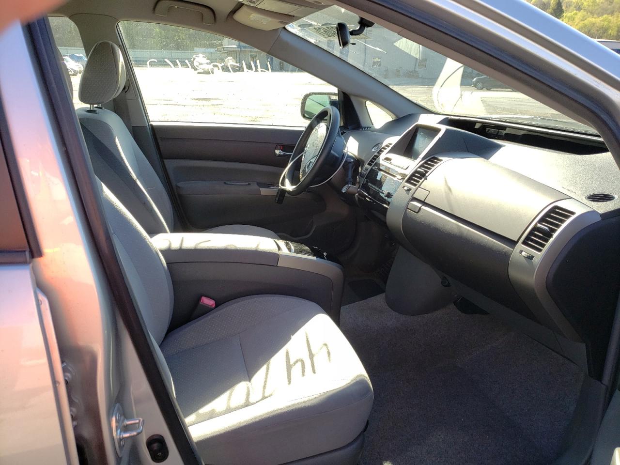 Photo 5 from auction – 2005 TOYOTA PRIUS with VIN JTDKB20U457047404