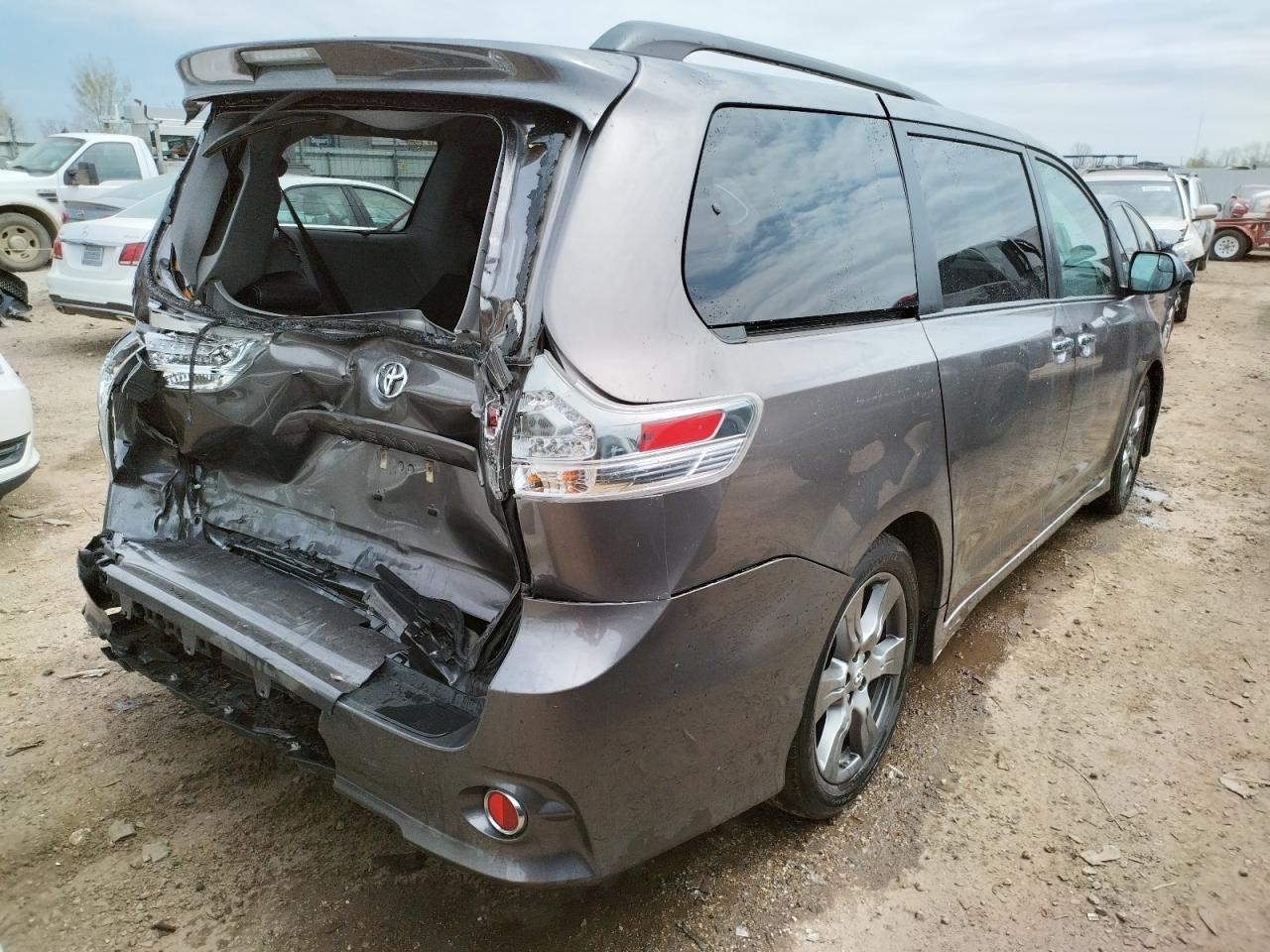 Photo 4 from auction – 2017 TOYOTA SIENNA SE with VIN 5TDXZ3DC8HS799707