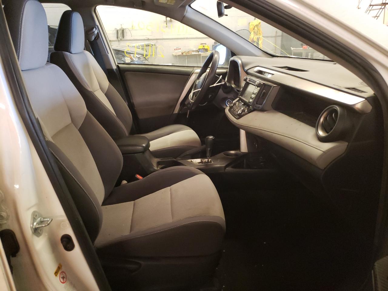 Photo 5 from auction – 2015 TOYOTA RAV4 XLE with VIN JTMRFREV6FD154924