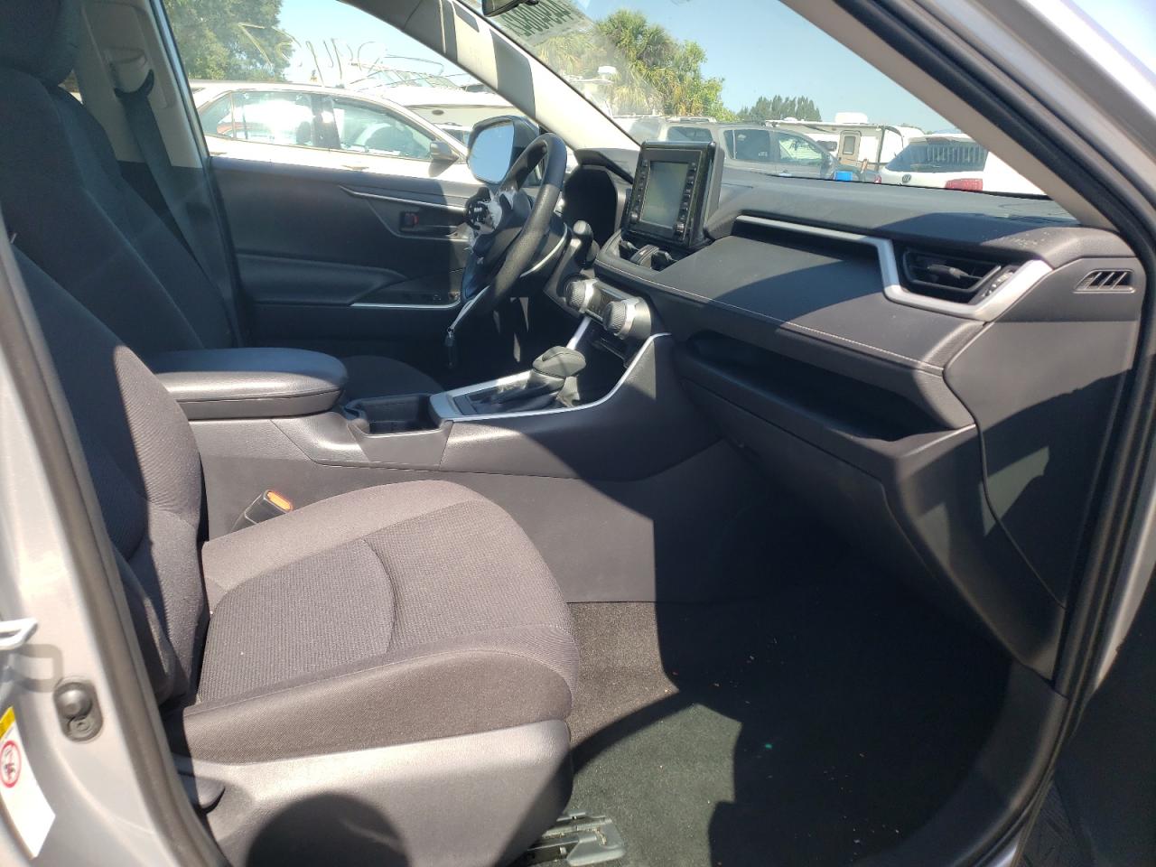 Photo 5 from auction – 2019 TOYOTA RAV4 LE with VIN 2T3H1RFV6KW015625