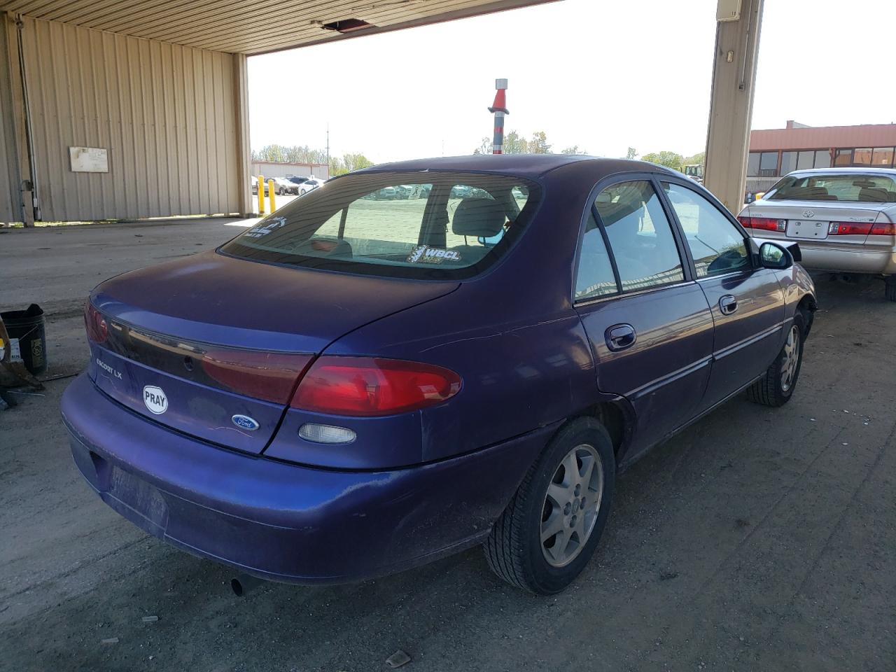 Photo 4 from auction – 1997 FORD ESCORT LX with VIN 1FALP13P3VW112891