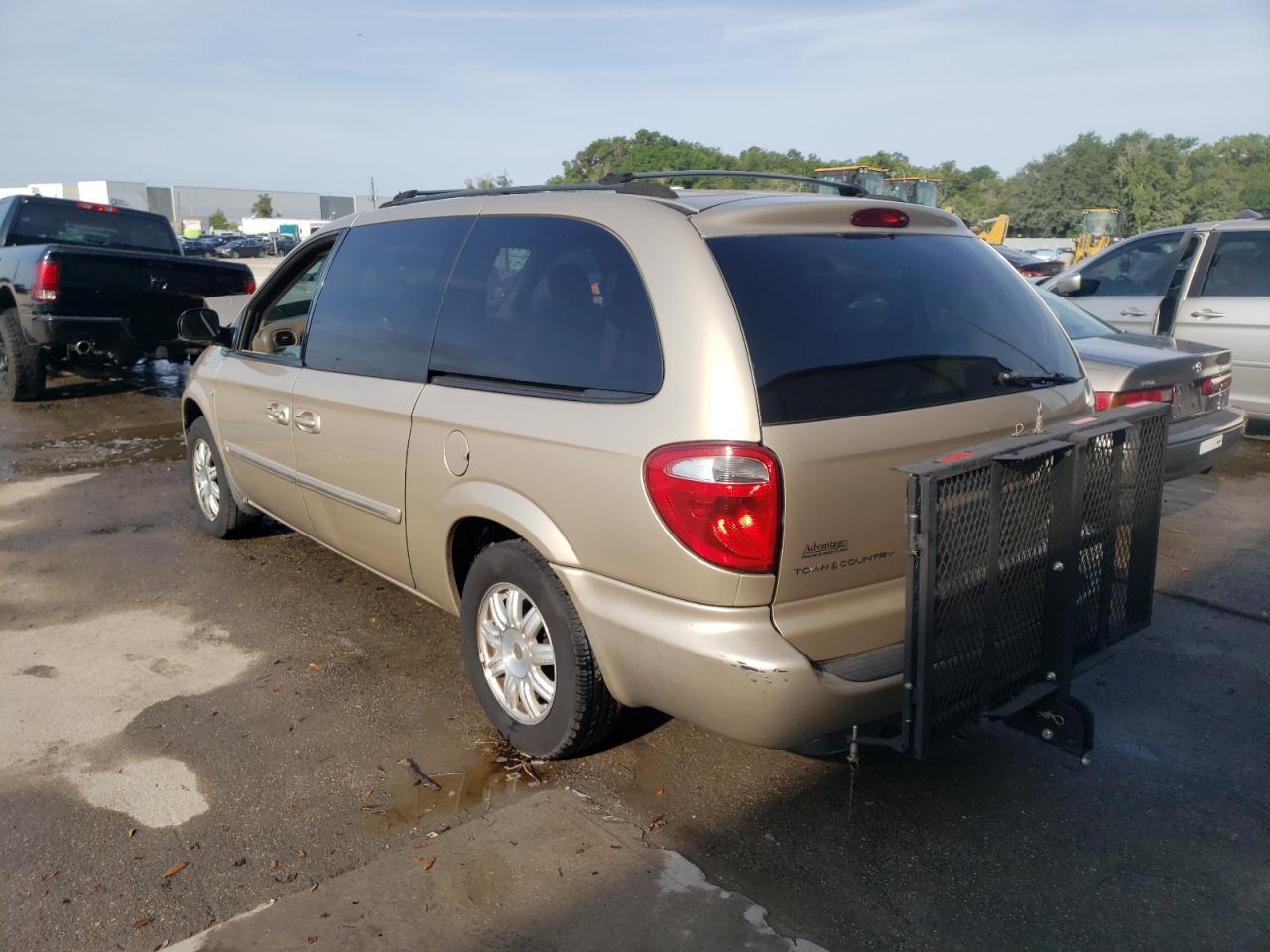 Photo 3 from auction – 2006 CHRYSLER TOWN & COU with VIN 2A4GP54L36R692517