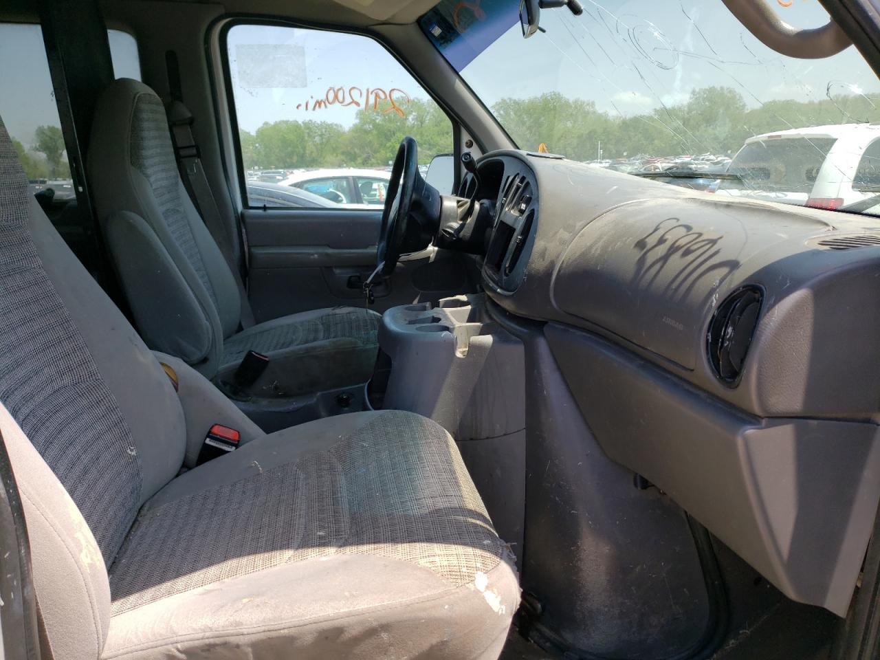 Photo 5 from auction – 2002 FORD ECONOLINE with VIN 1FBSS31LX2HB46833