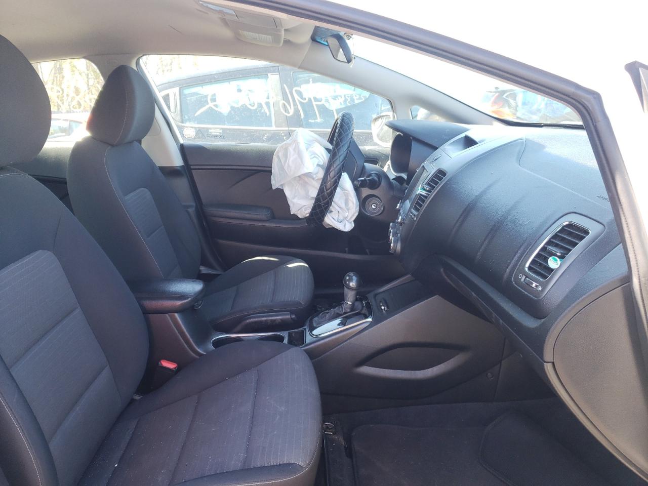 Photo 5 from auction – 2018 KIA FORTE LX with VIN 3KPFL4A73JE241726