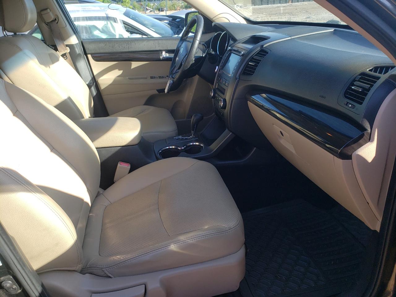 Photo 5 from auction – 2011 KIA SORENTO EX with VIN 5XYKUDA27BG097036