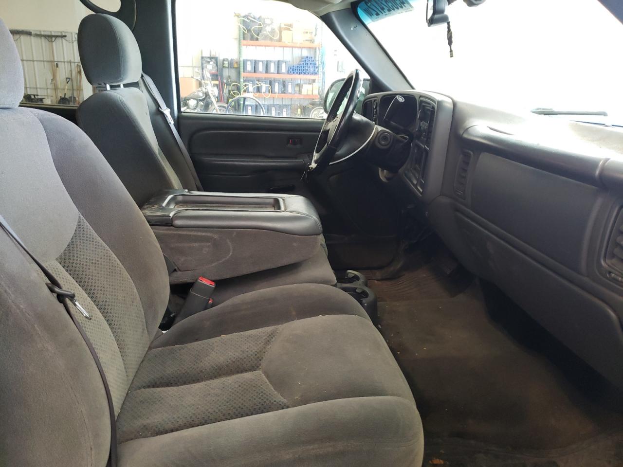 Photo 5 from auction – 2005 CHEVROLET SILVERADO with VIN 2GCEK13T551251667
