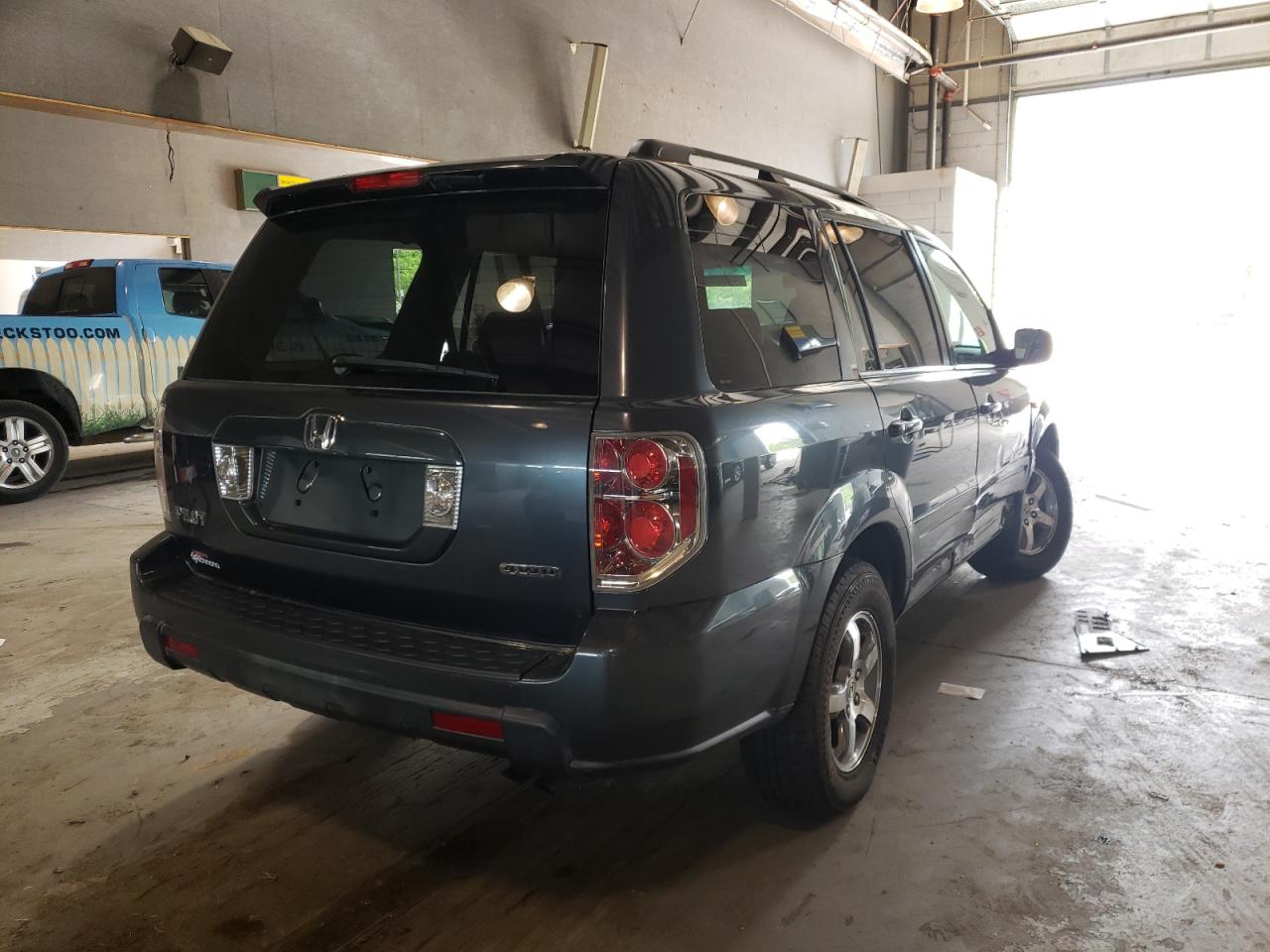 Photo 4 from auction – 2006 HONDA PILOT with VIN 5FNYF18596B012827
