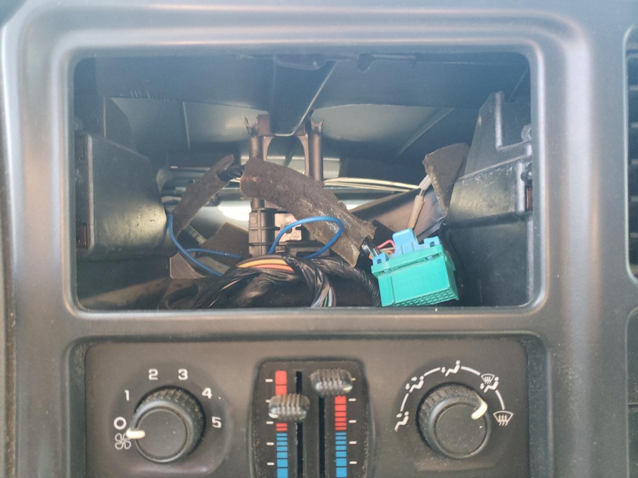 Photo 9 from auction – 2004 GMC NEW SIERRA with VIN 1GTHK39U24E265614