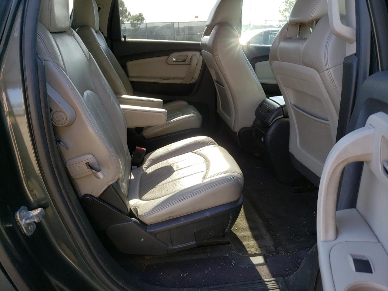 Photo 6 from auction – 2011 CHEVROLET TRAVERSE L with VIN 1GNKVLED7BJ117554