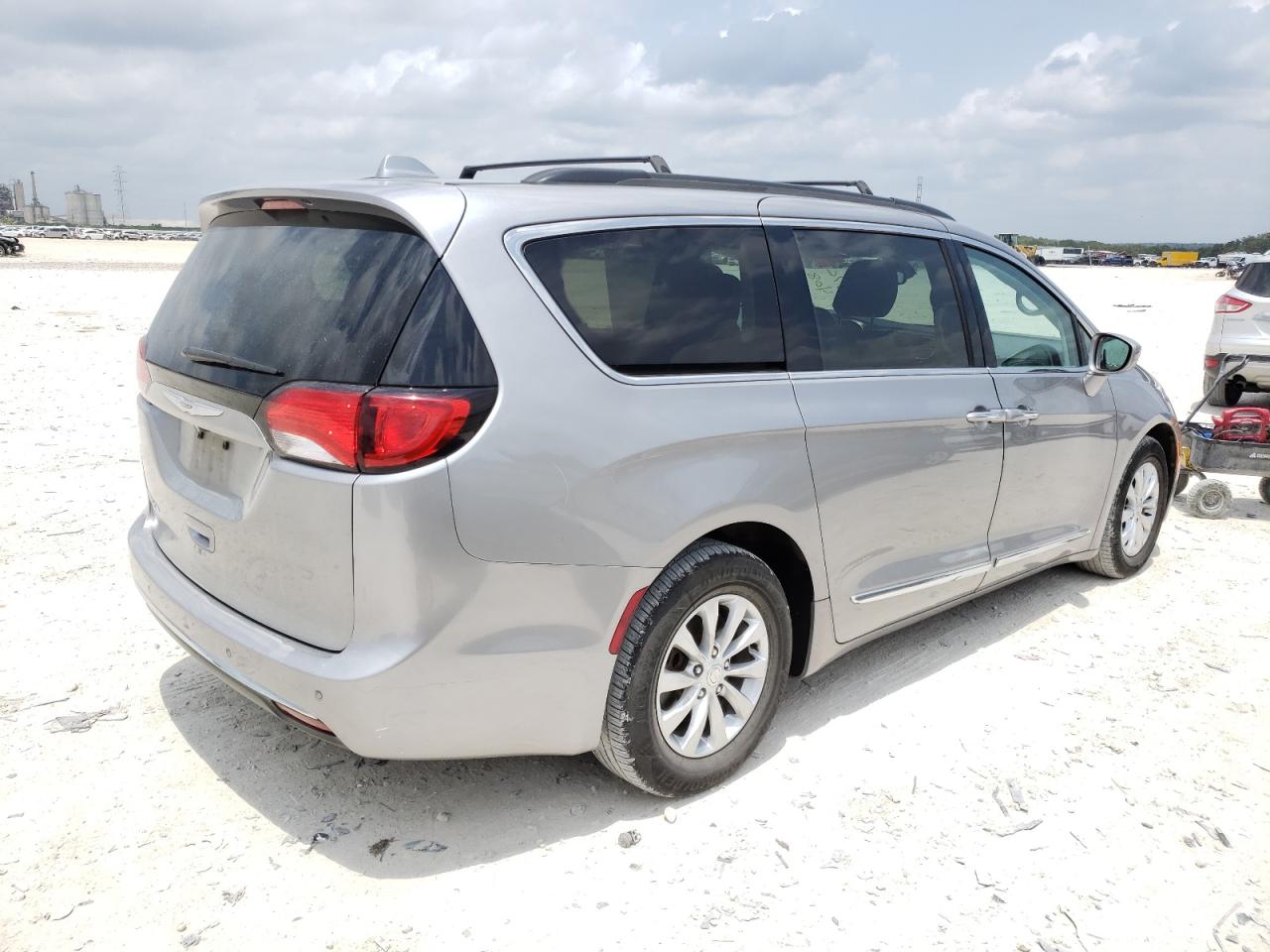 Photo 4 from auction – 2017 CHRYSLER PACIFICA T with VIN 2C4RC1BG5HR576408