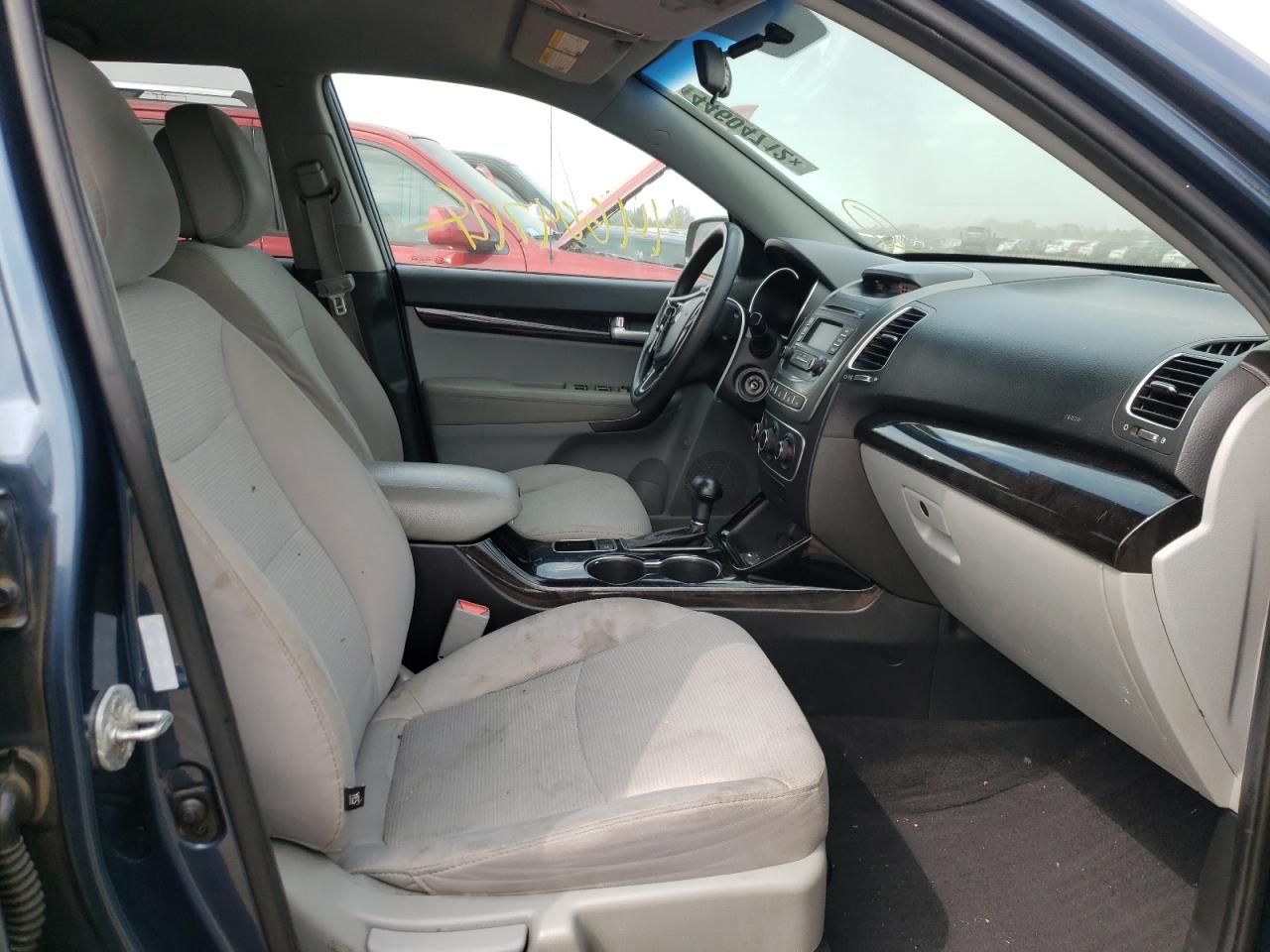 Photo 5 from auction – 2014 KIA SORENTO LX with VIN 5XYKT3A69EG537424
