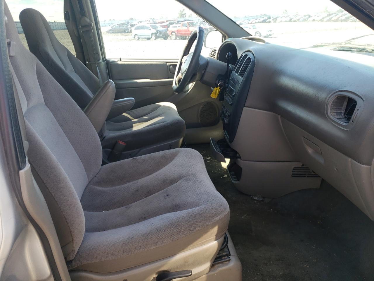 Photo 5 from auction – 2002 DODGE GRAND CARA with VIN 2B4GP44R22R587138