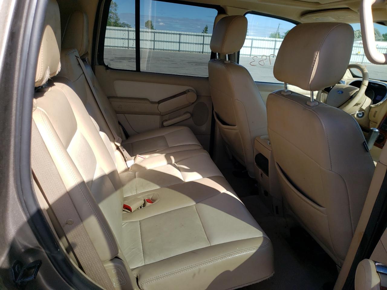 Photo 6 from auction – 2006 FORD EXPLORER E with VIN 1FMEU64EX6UB09081