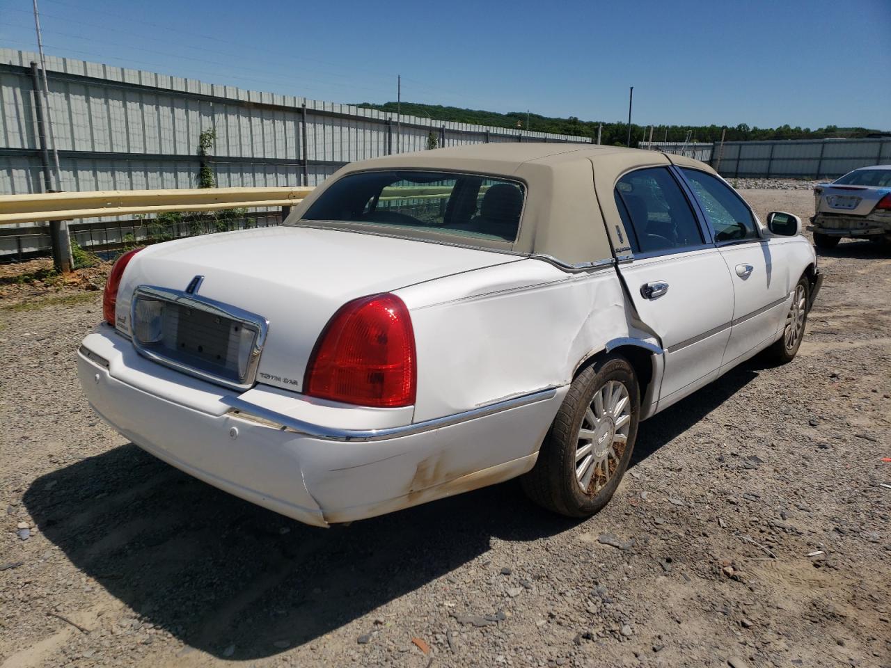 Photo 4 from auction – 2004 LINCOLN TOWN CAR E with VIN 1LNHM81W44Y617302