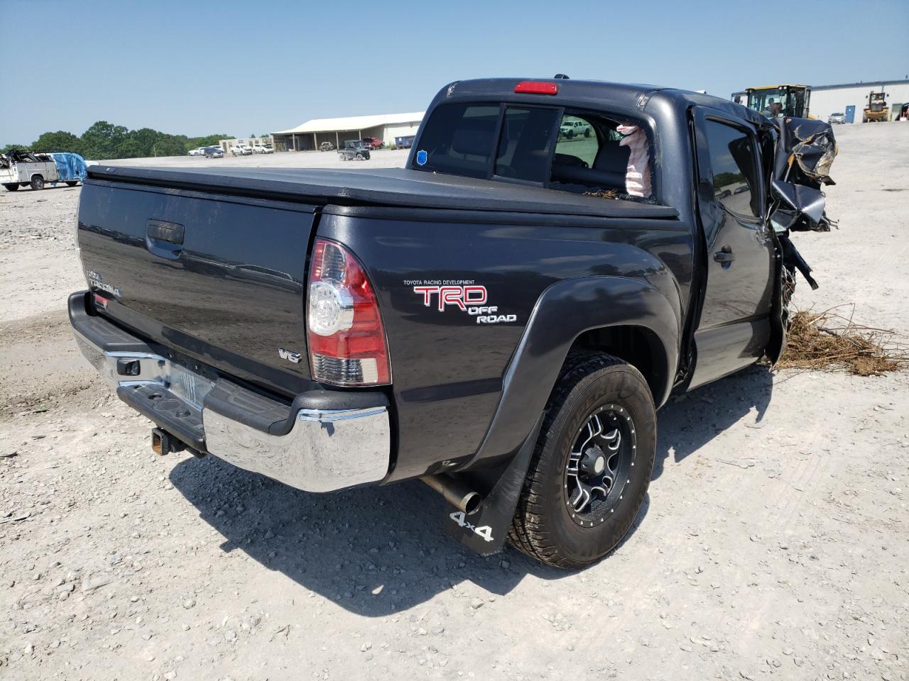 Photo 4 from auction – 2011 TOYOTA TACOMA DOU with VIN 3TMLU4EN2BM072282
