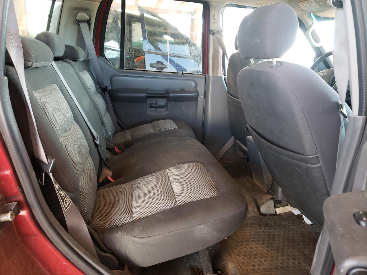 Photo 6 from auction – 2004 FORD EXPLORER S with VIN 1FMZU67K54UA70772