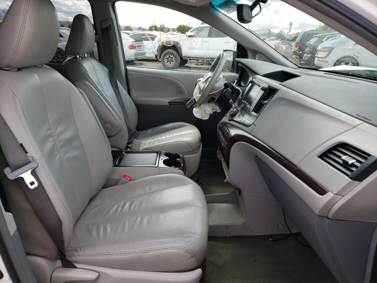 Photo 5 from auction – 2011 TOYOTA SIENNA XLE with VIN 5TDYK3DC9BS165225