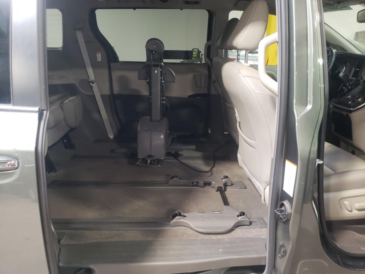 Photo 6 from auction – 2018 TOYOTA SIENNA XLE with VIN 5TDDZ3DC5JS204238
