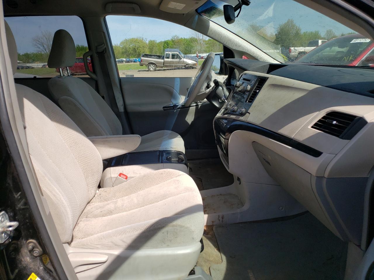 Photo 5 from auction – 2012 TOYOTA SIENNA LE with VIN 5TDKK3DC5CS236718