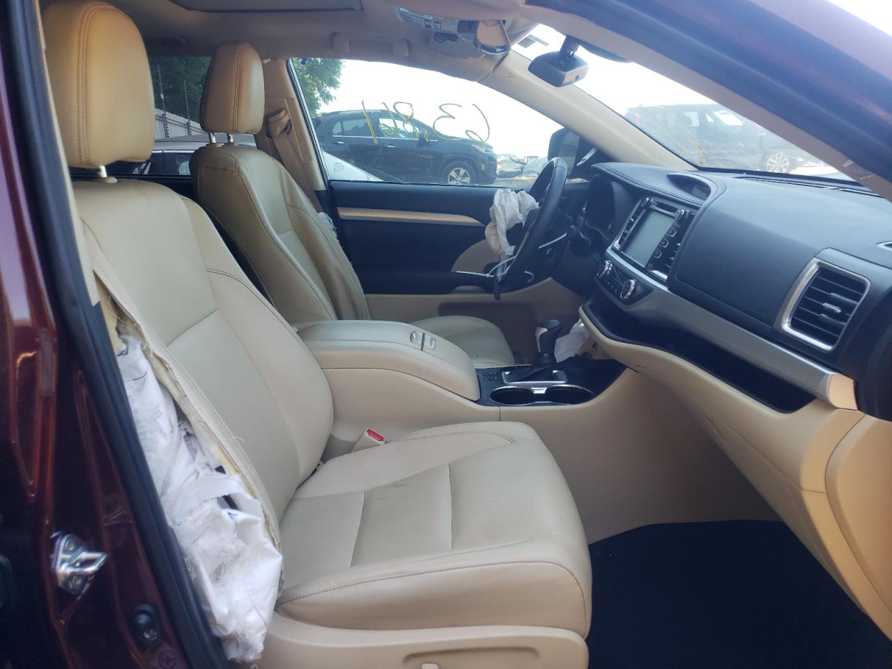 Photo 5 from auction – 2019 TOYOTA HIGHLANDER with VIN 5TDKZRFHXKS309197
