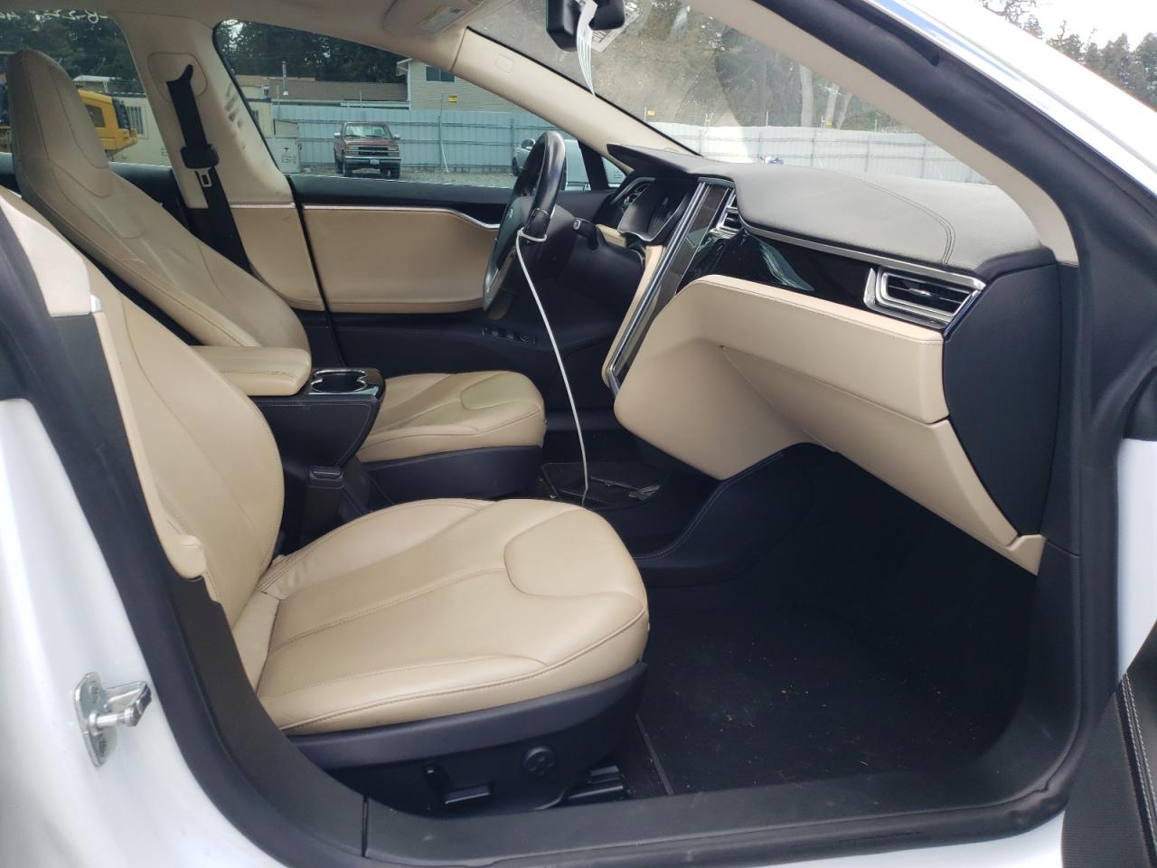 Photo 5 from auction – 2014 TESLA MODEL S with VIN 5YJSA1S16EFP51100