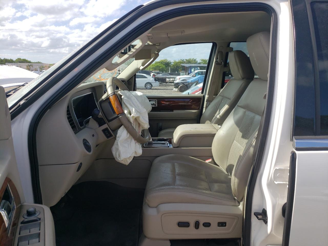 Photo 19 from auction – 2011 LINCOLN NAVIGATOR with VIN 5LMJJ2H57BEJ02469