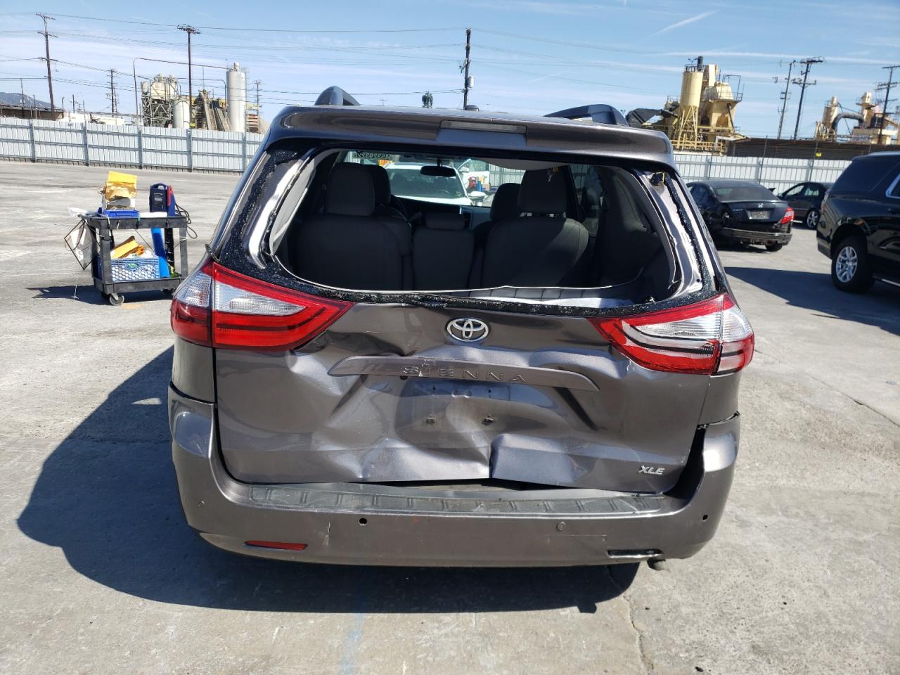 Photo 9 from auction – 2017 TOYOTA SIENNA XLE with VIN 5TDYZ3DC2HS779439