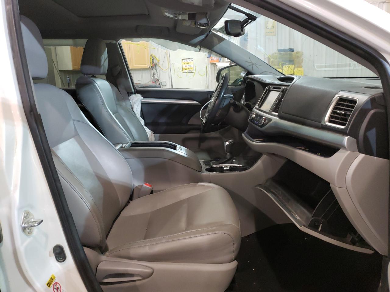 Photo 5 from auction – 2015 TOYOTA HIGHLANDER with VIN 5TDJKRFH5FS219669