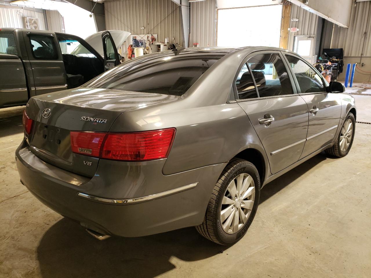 Photo 4 from auction – 2009 HYUNDAI SONATA SE with VIN 5NPEU46FX9H444936