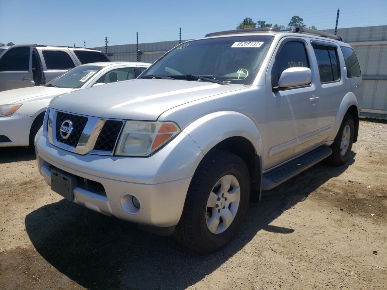 Photo 2 from auction – 2005 NISSAN PATHFINDER with VIN 5N1AR18W35C739499