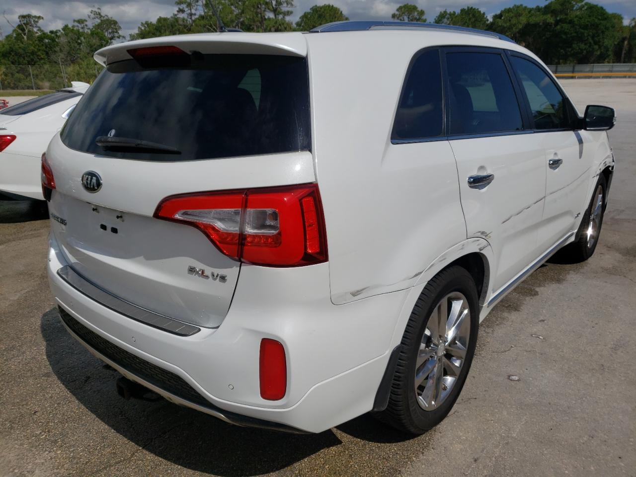 Photo 4 from auction – 2015 KIA SORENTO SX with VIN 5XYKWDA74FG650480