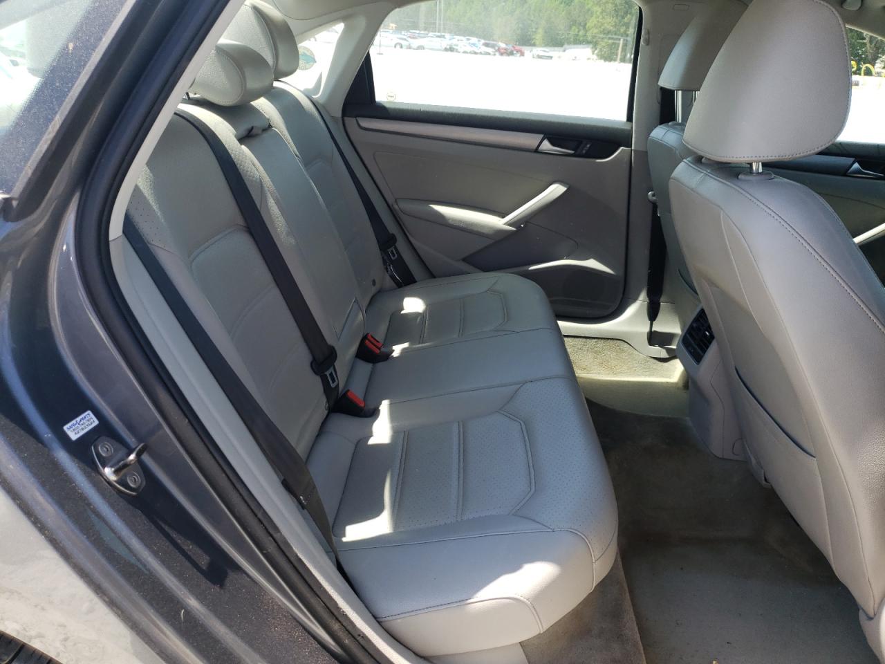 Photo 6 from auction – 2015 VOLKSWAGEN PASSAT SE with VIN 1VWBS7A39FC003763