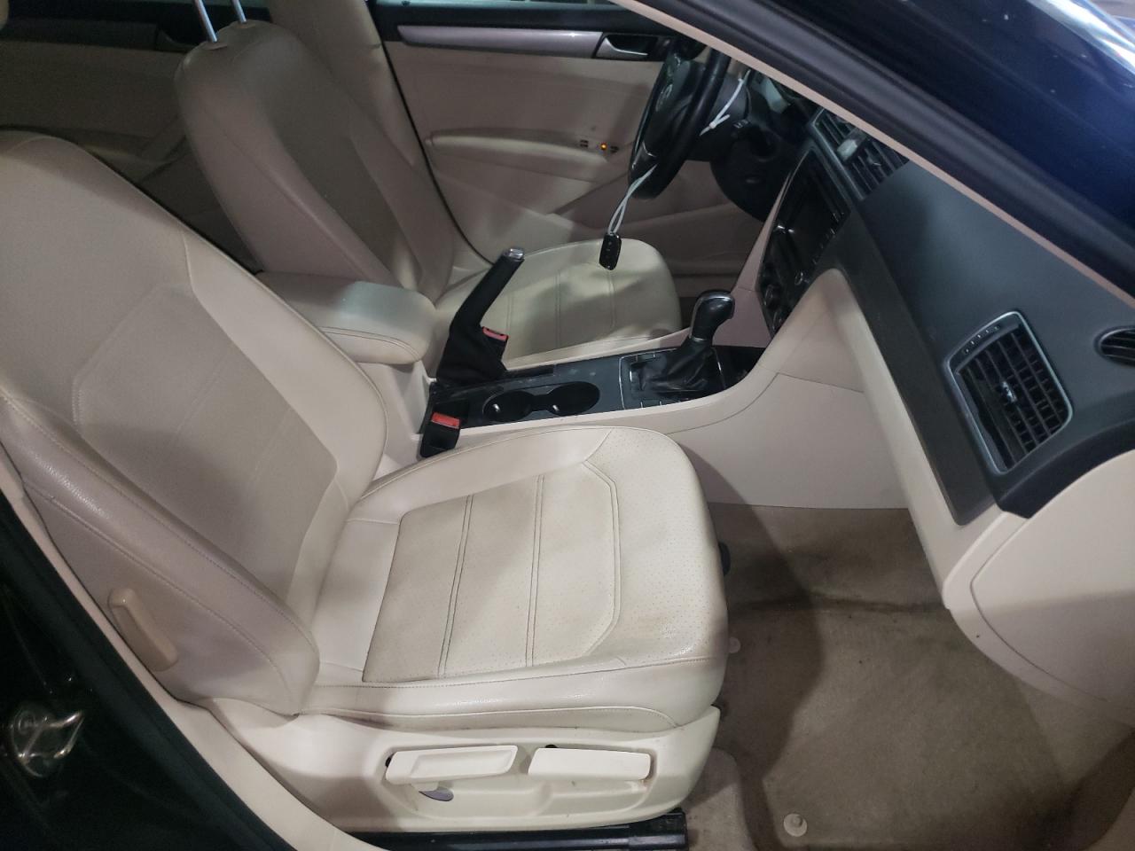 Photo 5 from auction – 2015 VOLKSWAGEN PASSAT S with VIN 1VWAS7A38FC089675